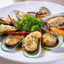 Load image into Gallery viewer, Mussels, Greenlip 1/2 shell, New Zealand $7.99/lb
